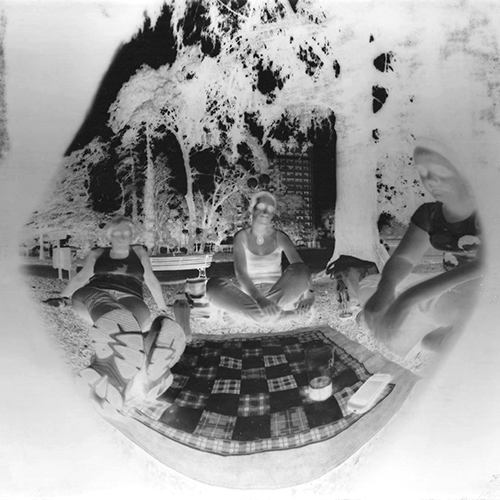 Amigas en un picnic en una plaza